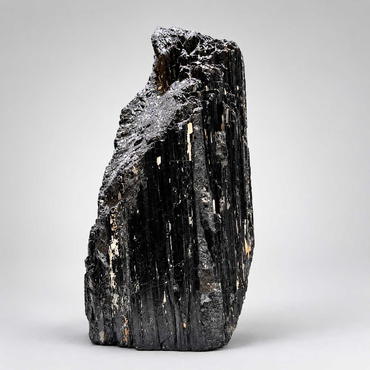 Schwarzer Turmalin Naturstein mit längs verlaufender Kristallstruktur