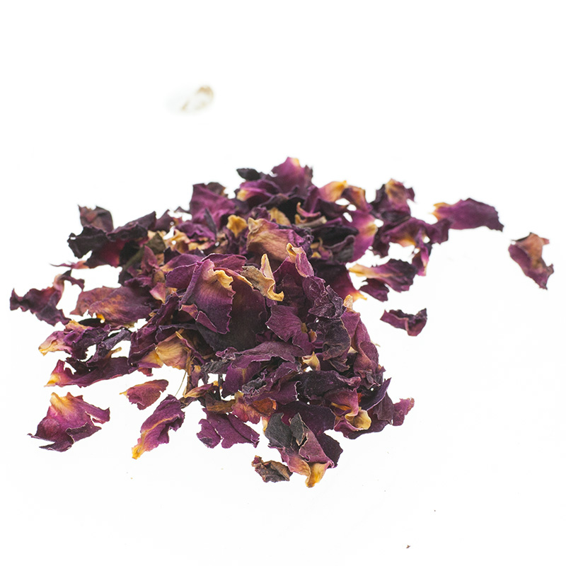 Dunkelrote Rosenblüten als Räucherwerk