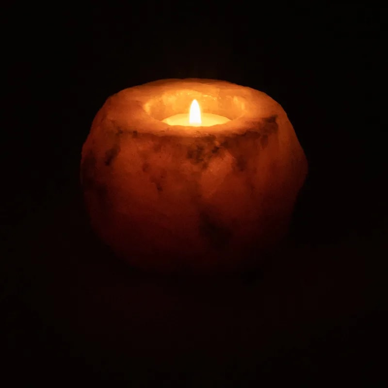 Teelichthalter Salzkristall mit brennender Kerze