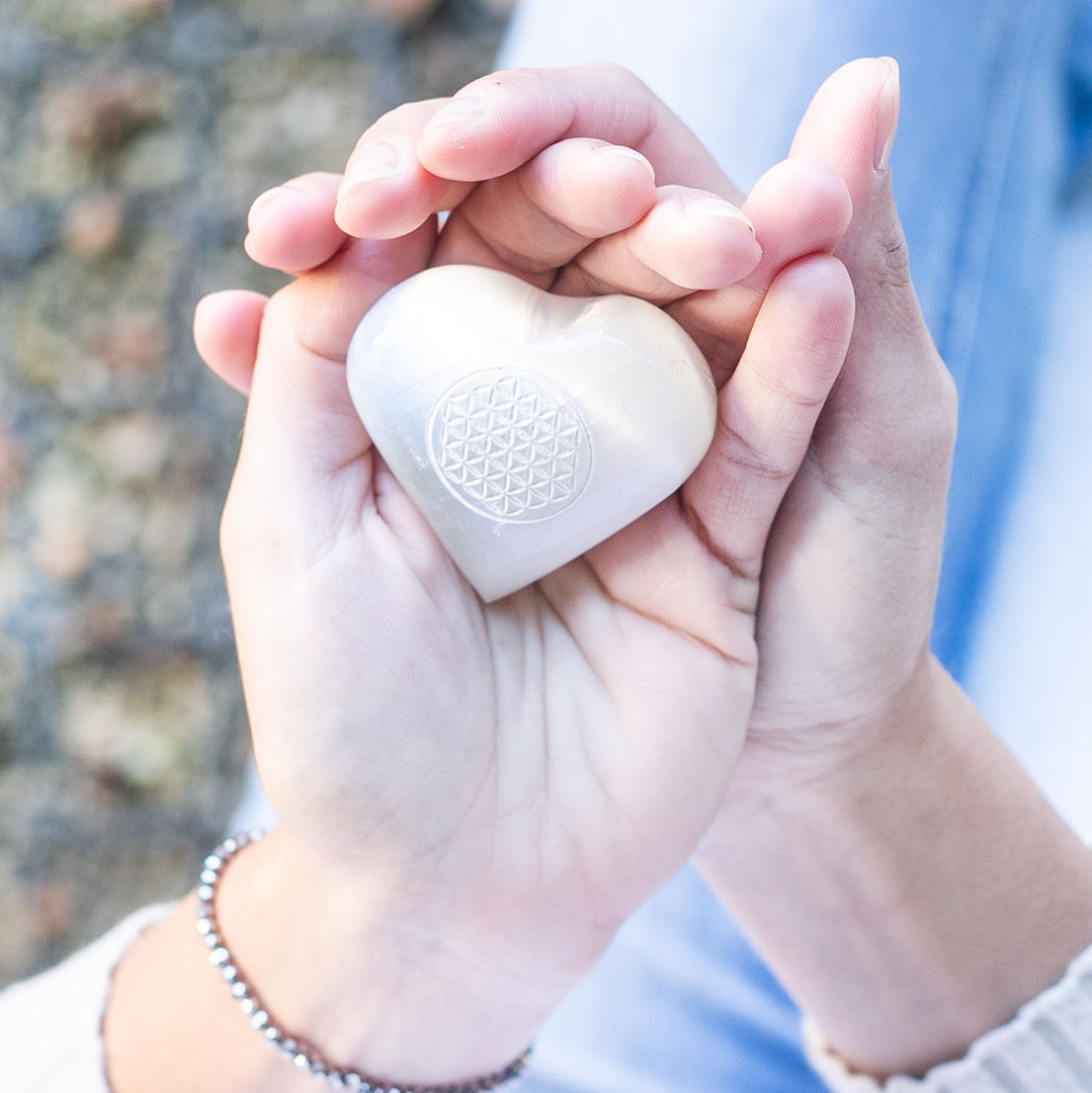 Sorgenstein „Blume des Lebens“ (Herzform) aus Selenit – Klarheit und Harmonie
