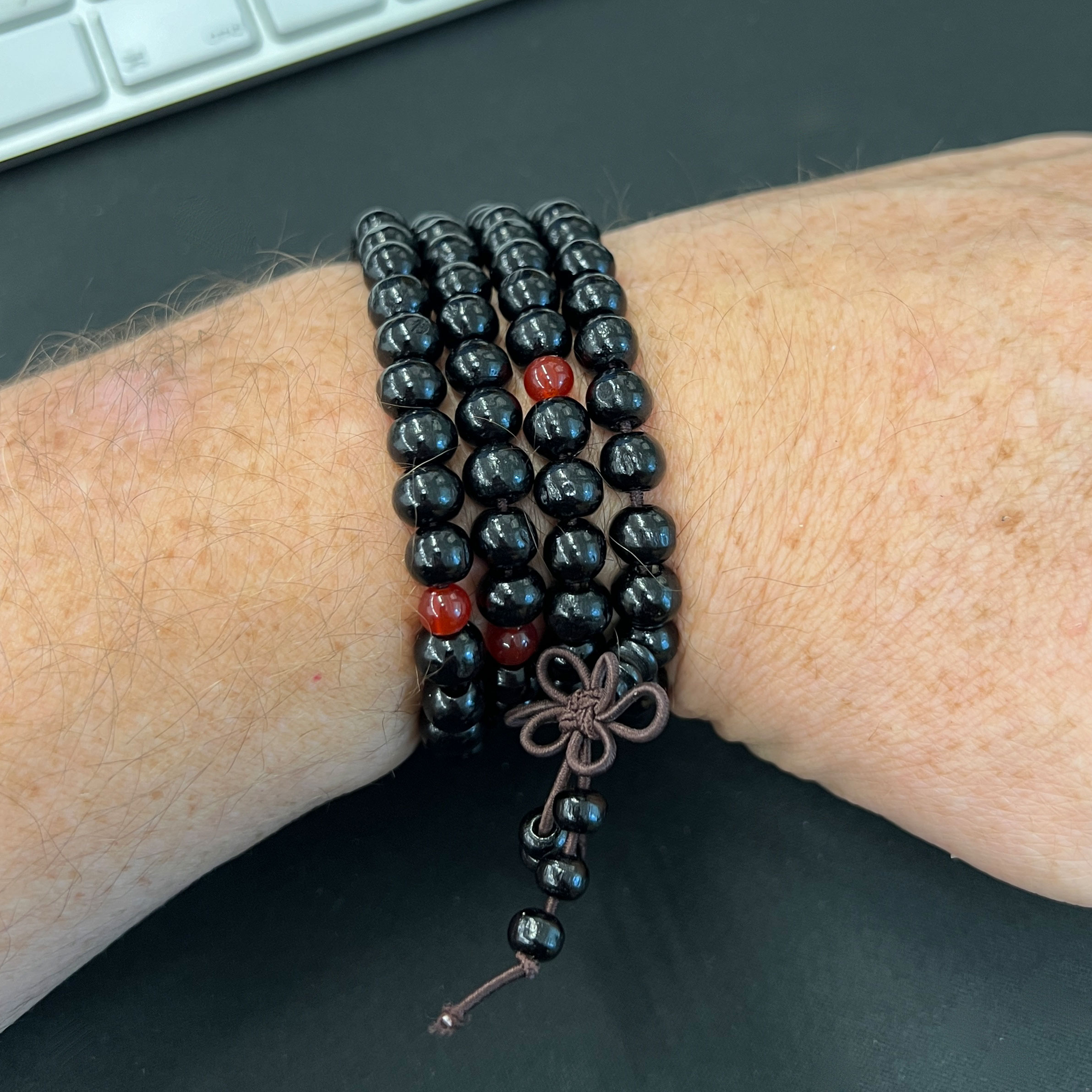 Mala-Armband aus Holz mit 108 Perlen und Zierelementen