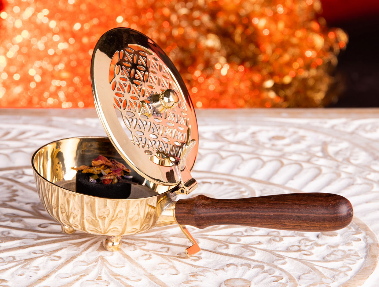 Räucherpfanne zum Tragen mit der Blume des Lebens im Deckel mit Räucherkohle