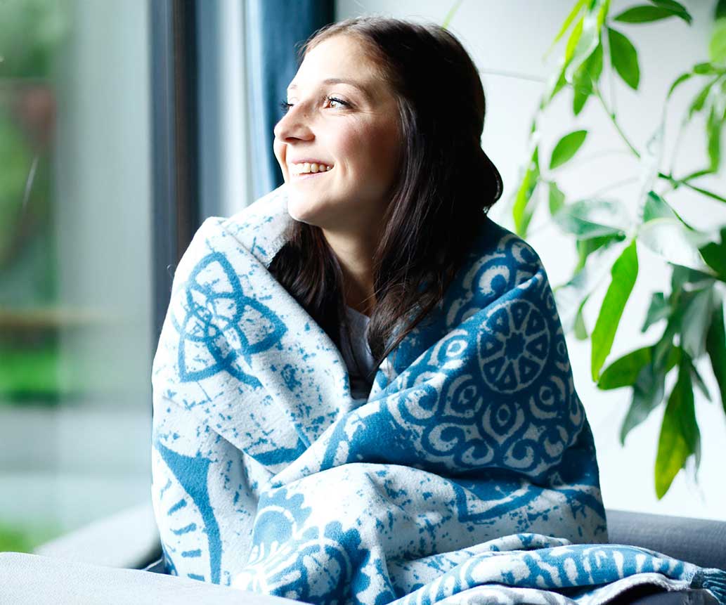 Kuscheldecke und achtsame Wohnaccessoires für einen ruhigen Lebensraum